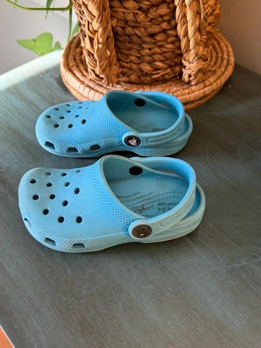 CROCS kids c9 Blue with strap.